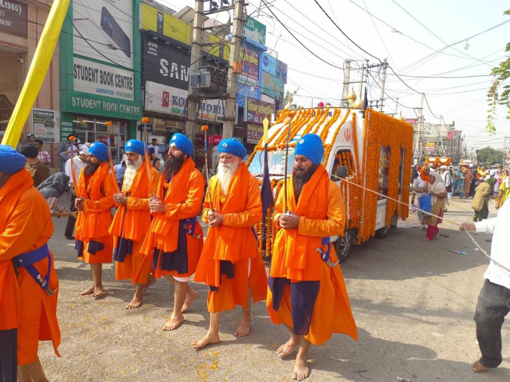 सतनाम वाहेगुरू की ध्वनि से गुंजा हांसी शहर गुरू नानक देव के प्रकाशपर्व पर पंज प्यारो की अगुवाई में निकला विशाल नगर कीर्तन